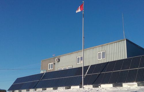 Ti stdae Fronius Primo spolehliv zsobuj elektrickou energi odlehlou vesnici Sachs Harbour v kanadsk Arktid