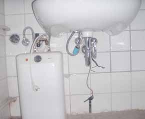 Nesprávně instalovaný průtokový ohřívač vody pod umývadlem