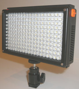 Reflektor pro videokameru složený ze samostatně zapouzdřených LED