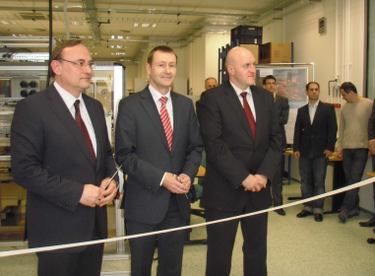 Slavnostní otevření vývojového a prototypového centra (zleva Eduard Palíšek, Klaus Helmrich, Vladimír Kulla)