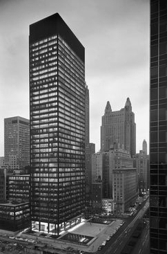 Obr. 4 Seagram building, Ludwig Mies van der Rohe, New York, 1958, Koncept spajci poiadavky konceptu IB poda IBI