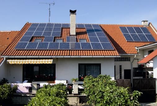 Obr. 2 Fotovoltaick elektrrna na stee rodinnho domu, kde jej 100% vyuit optimalizuje systm Foxtrot