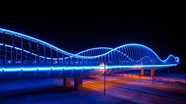 Osvtlen z barevnch LED vt VIP hosty na mostech v Meydanu, SAE