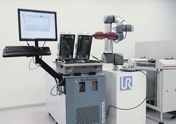 Robotick rameno Universal Robots s uchopovaem pro zakldn DPS do funknch tester