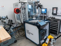 Kolaborativn robot Universal Robots s uchopovaem pro zakldn soustek do CNC
