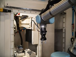 Kolaborativn robot Universal Robots s uchopovaem pro zakldn soustek do CNC