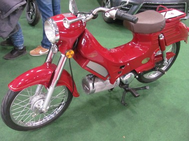 Elektrick verze malho motocyklu Pionr a detail umstn hnacho elektromotoru v pozici vlce pvodnho dvoutaktnho benzinovho motoru.