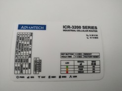 Technický štítek z polykarbonátu určený pro routery