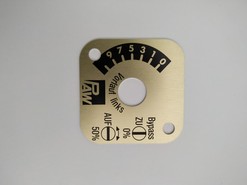Technický štítek z eloxovaného hliníku s předem perforovanými otvory na připevnění pomocí nýtů