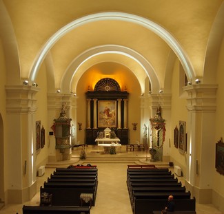 Obr. 2 Hlavní loď kostela sv. Vavřince, osvětlení podle návrhu Jaroslava Smetany