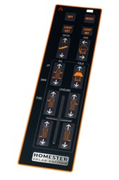 Foliová klávesnice, fungující jako ovládací panel pro elektroniku v obytném voze Homester, je doplněna kovovým designovým štítkem.