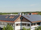 Fotovoltaické panely na střeše německé pobočky