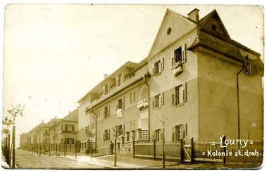 Obr. č. 7 – Kotěrova kolonie, dům s 11 byty nazývaný „Parlament“ (Zdroj: Oblastní muzeum v Lounech – Sbírka Jaroslava Rychtaříka)