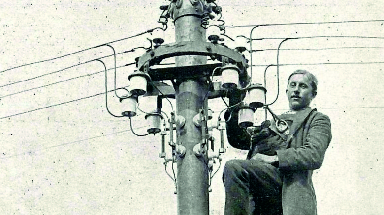 Obr.&nbsp;č.&nbsp;1 &#8211; Z&nbsp;historie elektrizace: Archivní snímek z&nbsp;roku 1912 ukazuje zavedení rozvodné sítě v&nbsp;Jílovém u&nbsp;Prahy v&nbsp;roce 1912. Foto:&nbsp;ČEZ,&nbsp;a.&nbsp;s./www.cez.cz
