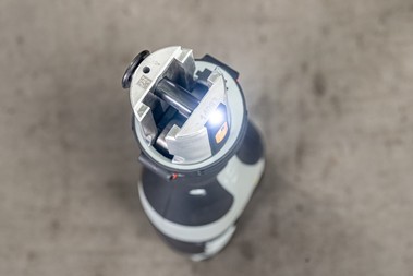 Dvojit LED osvtlen zvyuje komfort pi prci a pipojen k mobiln aplikaci pes Bluetooth umouje dlkov zablokovn nstroje, nap. pi krdei. (foto: Viega)
