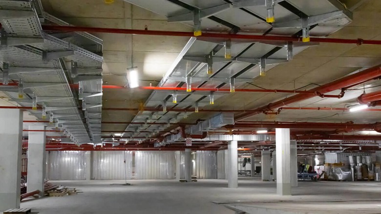 Kabelové nosné systémy PohlCon v prostoru podzemních parkovacích garáží. Kabelové nosné systémy PohlCon v prostoru podzemních parkovacích garáží.