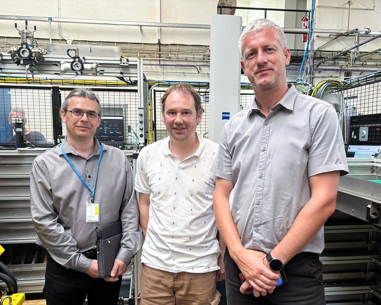 Zleva: Jaroslav Vejrosta, Sales Manager Rotana, Jan Večeřa, Main CNC Programmer PBS Turbo, a Milan Dvořák, Head of Product Engineering PBS Turbo, před boxem bezobslužné linky.