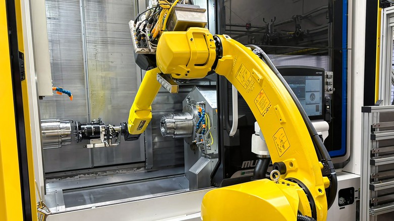 Bezobslužná linka společnosti PBS Turbo se dokáže sama kompletně přenastavit z jednoho typu dílce na jiný do osmi minut. Stabilita obrábění je zajištěna i díky speciálně upraveným nástrojům od Rotany. Bezobslužná linka společnosti PBS Turbo se dokáže sama kompletně přenastavit z jednoho typu dílce na jiný do osmi minut. Stabilita obrábění je zajištěna i díky speciálně upraveným nástrojům od Rotany.