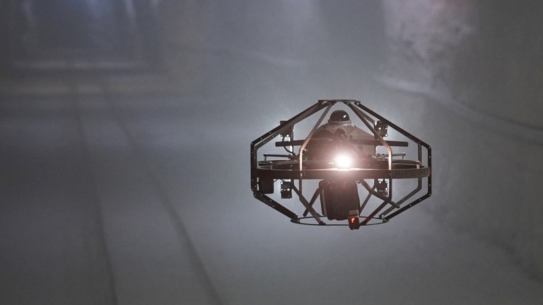 Inspekce skladů a vnitřních prostor zajistí létající roboti: Fly4Future uvádí nový autonomní indoor dron F4F RoboAid