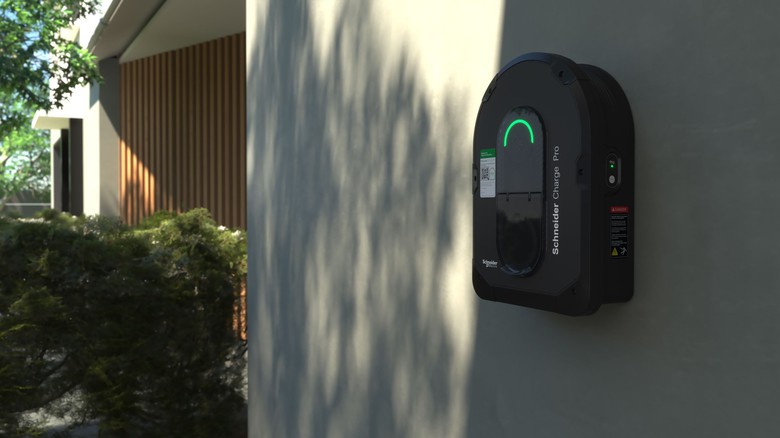Blíží se povinnosti směrnice EU o energetické náročnosti budov: Nová nabíjecí stanice Schneider Electric je pomáhá efektivně splnit