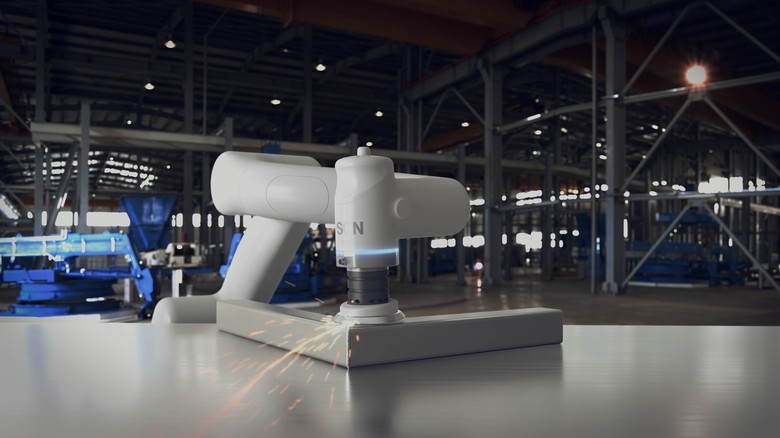 Veletrh Automatica 2025: Epson představuje prvního průmyslového kolaborativního robota, který napomáhá interakcím mezi člověkem a strojem