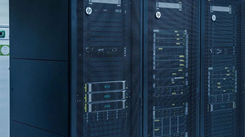 Energetická efektivita serverů. Kdy se místo firemní serverovny vyplatí housing?